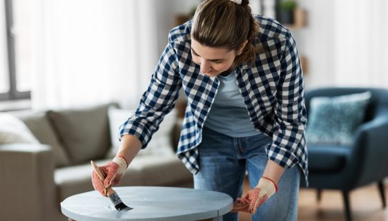 Astuces simples pour restaurer la beauté de vos meubles rayés