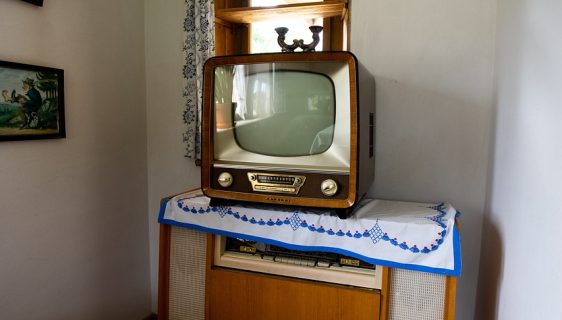 Comment transformer une commode ancienne en meuble TV ?