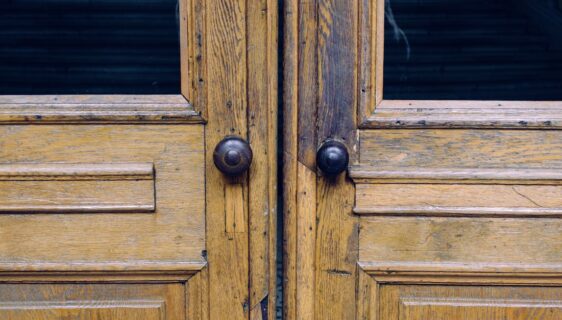 installation personnalisée de portes doubles sur mesure pour un style unique et une sécurité renforcée.