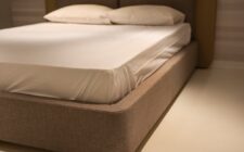 housse de matelas avec poignées pratiques, facile à manipuler et à protéger votre matelas contre les taches et la poussière.