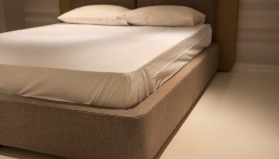housse de matelas avec poignées pratiques, facile à manipuler et à protéger votre matelas contre les taches et la poussière.