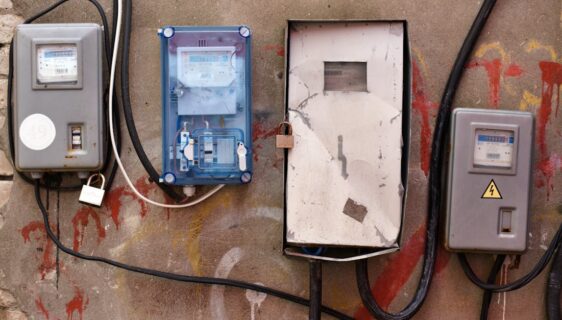 découvrez les causes courantes du déclenchement du disjoncteur et comment résoudre efficacement les problèmes de disjoncteur qui saute pour assurer la sécurité de votre installation électrique.