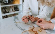 accessoires personnalisés pour penderies sur mesure, alliant fonctionnalité et style pour organiser parfaitement votre espace de rangement.