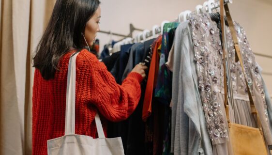 découvrez comment créer une armoire personnalisée adaptée à votre budget grâce à nos conseils pratiques et astuces pour optimiser espace et coût.