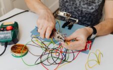 service de réparation électrique professionnel pour tous vos besoins résidentiels et commerciaux, assurant sécurité et efficacité.