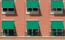 découvrez notre store extérieur moderne alliant élégance et fonctionnalité pour protéger votre terrasse tout en apportant une touche contemporaine à votre espace extérieur.