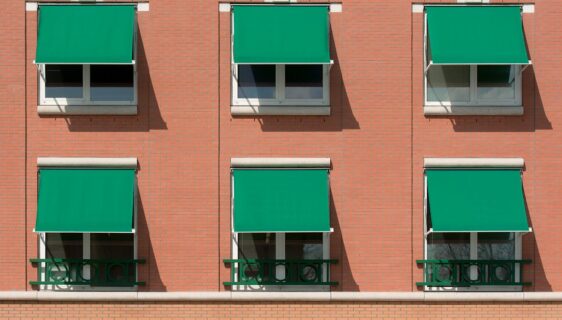 découvrez notre store extérieur moderne alliant élégance et fonctionnalité pour protéger votre terrasse tout en apportant une touche contemporaine à votre espace extérieur.