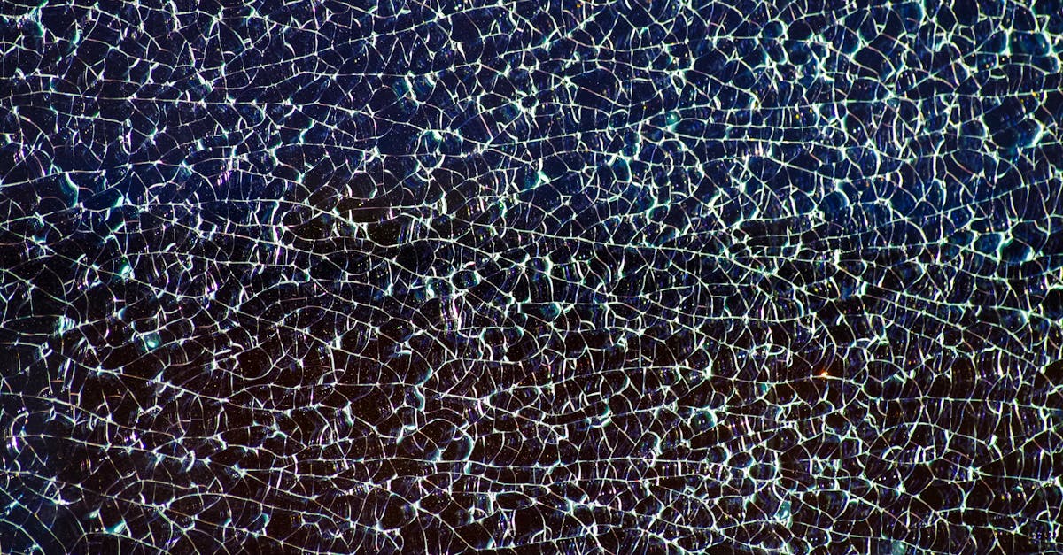 découvrez les causes et solutions de la rupture spontanée du verre trempé, un phénomène courant affectant la sécurité et la durabilité de vos installations en verre.