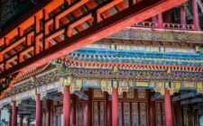 optimisez votre espace avec une armoire sous pente, idéale pour ranger efficacement vos vêtements et accessoires dans les zones sous les combles.