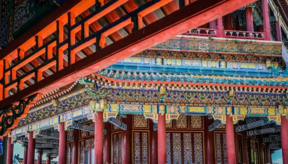 optimisez votre espace avec une armoire sous pente, idéale pour ranger efficacement vos vêtements et accessoires dans les zones sous les combles.