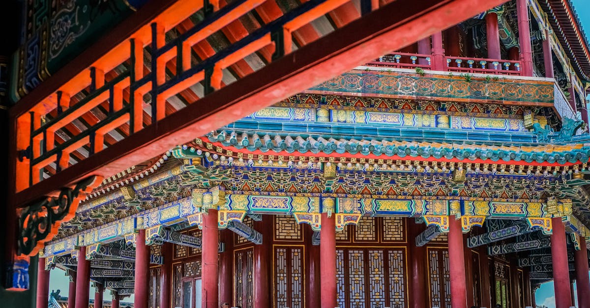 optimisez votre espace avec une armoire sous pente, idéale pour ranger efficacement vos vêtements et accessoires dans les zones sous les combles.