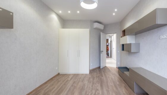 découvrez des astuces et idées pour aménager une penderie sous un plafond en pente, optimisant chaque espace de votre chambre avec style et fonctionnalité.