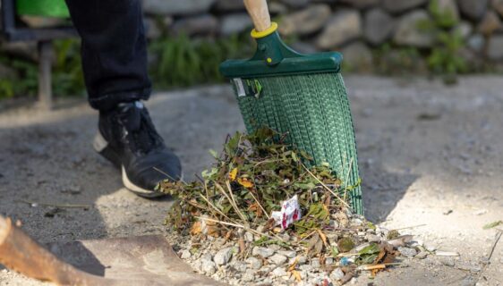 découvrez nos outils de nettoyage efficaces pour débris de construction, conçus pour faciliter le rangement et la sécurité sur vos chantiers.