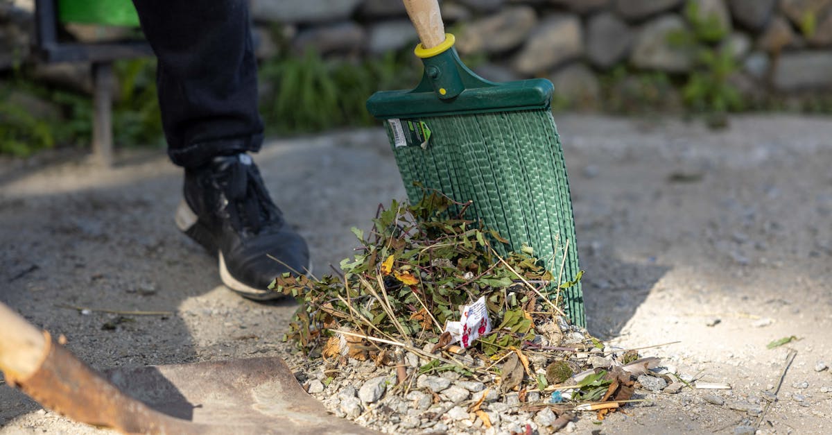 découvrez nos outils de nettoyage efficaces pour débris de construction, conçus pour faciliter le rangement et la sécurité sur vos chantiers.