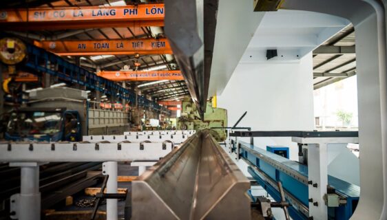 partenaire industriel spécialisé dans la tôlerie métallique, offrant des solutions sur mesure pour tous vos besoins en fabrication de métal.