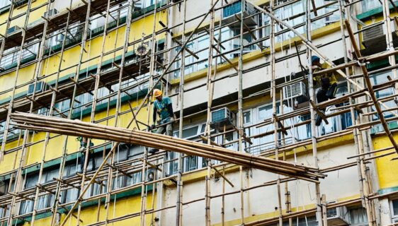 découvrez notre treuil pour échafaudage, conçu pour faciliter le levage sécurisé et efficace des matériaux sur vos chantiers de construction.