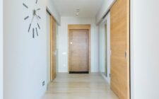 découvrez notre large gamme de portes coulissantes alliant design, fonctionnalité et gain d'espace pour sublimer votre intérieur.