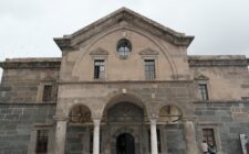 découvrez notre façade bicolore alliant élégance et modernité pour sublimer l'esthétique de votre bâtiment.