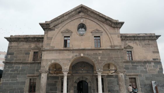découvrez notre façade bicolore alliant élégance et modernité pour sublimer l'esthétique de votre bâtiment.