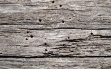 découvrez la beauté authentique du bois vieilli, une matière naturelle qui apporte charme et caractère à vos projets de décoration et d'aménagement.