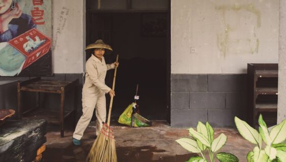 le balayage humide : une méthode efficace pour nettoyer en profondeur en capturant la poussière et les particules fines, assurant un sol propre et sans poussière.